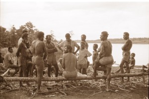Discussing the lifestyle of saltwater crocodiles on the banks of the Strickland River. Papua New Guinea, December 1979 Discussing the lifestyle of saltwater crocodiles on the banks of the Strickland River. Papua New Guinea, December 1979